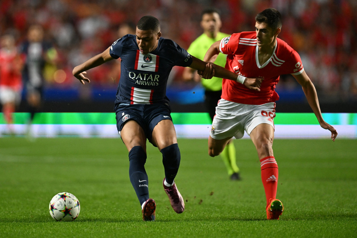 deux joeurs de football essayant de récuperer le ballon